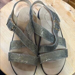 SAS Women's Gold Textured Sandals